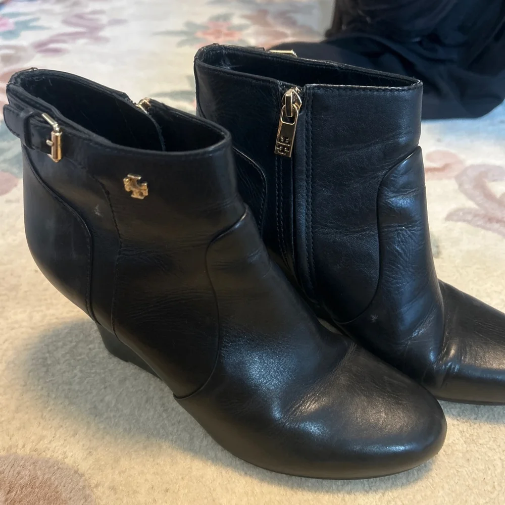 TORY BURCH WOMEN'S MILAN WEDGE ANKLE ZIP UP LEATHER BOOTIE BLACK 8.5